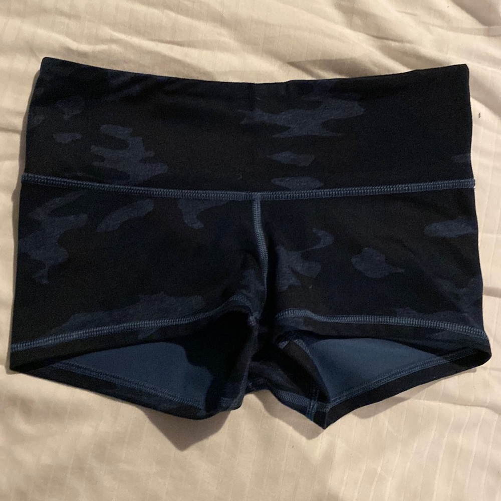 Great condition sold out lululemon bike shorts size 4 navy camo